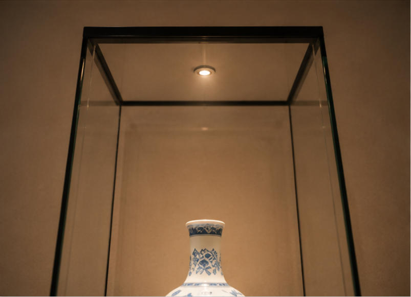Tall Tower-Style Single-Porcelain Display Case | Museum Showcase 9 Integrated lighting effect and porcelain artifact display arrangement